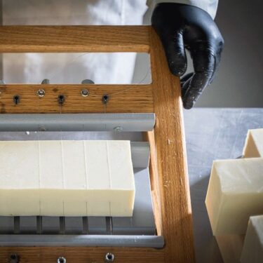 Λευκό σαπούνι ελαιολάδου - Ψυχρής μεθόδου - 100 γραμμάρια