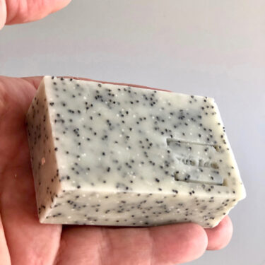 Σαπούνι ελαιολάδου απολέπισης σώματος με κισσό, κυπαρίσσι και εσπεριδοειδή - Ψυχρής μεθόδου - 105 γραμμάρια