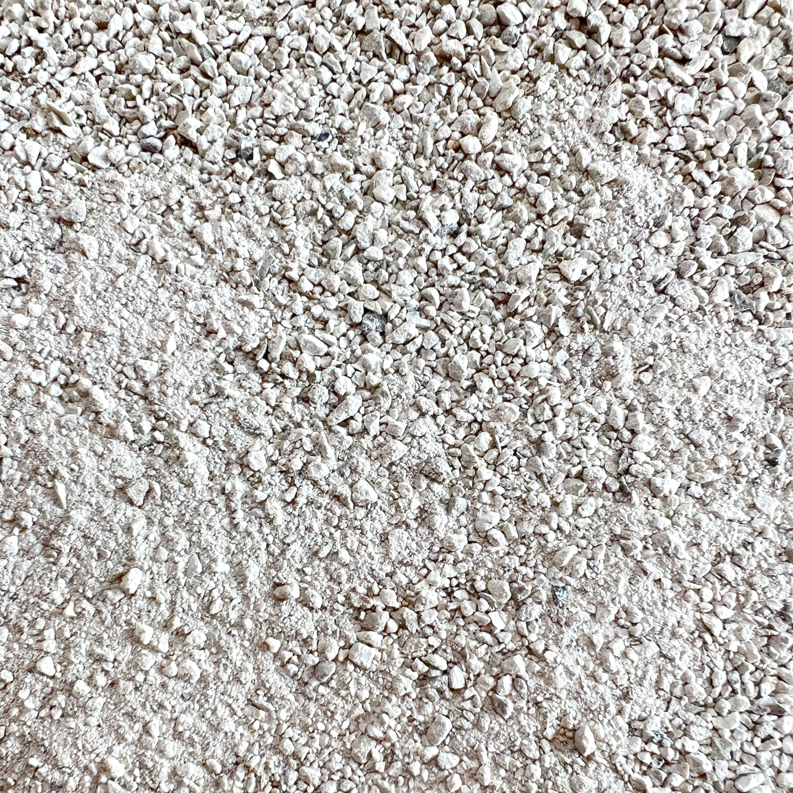 Ελληνικός ζεόλιθος από 0 έως 2,5 χιλιοστά - Πούδρα και λεπτό χαλίκι, ιδανικός για ενσωμάτωση σε καλλιέργειες μικρής κλίμακας και μέσο προς ελαφρύ έδαφος - 25 κιλά