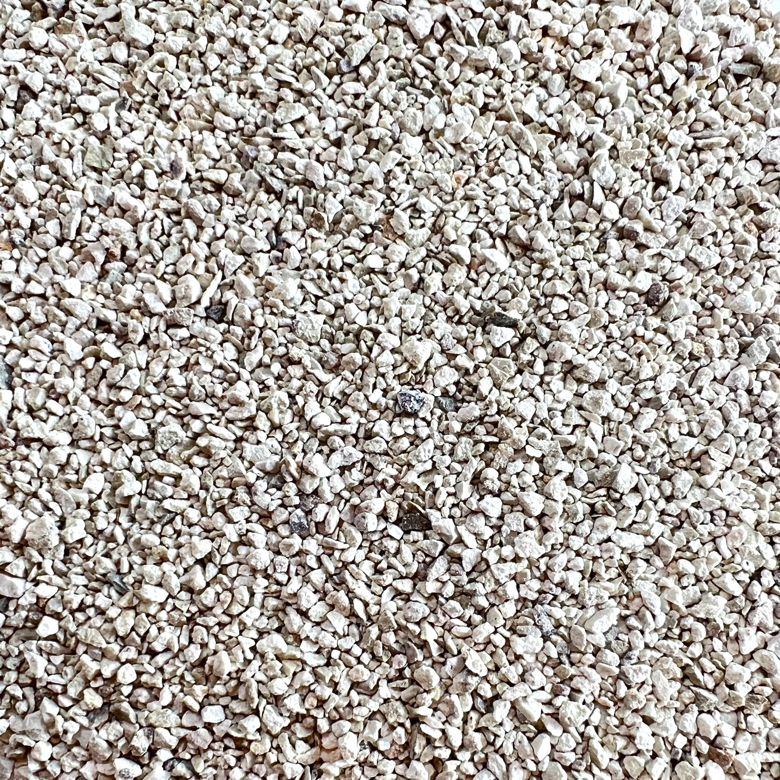 Ελληνικός ζεόλιθος από 1 έως 2,5 χιλιοστά - λεπτό χαλίκι, ιδανικός για ενσωμάτωση σε καλλιέργειες μικρής κλίμακας και μέσο προς βαρύ έδαφος - 25 κιλά